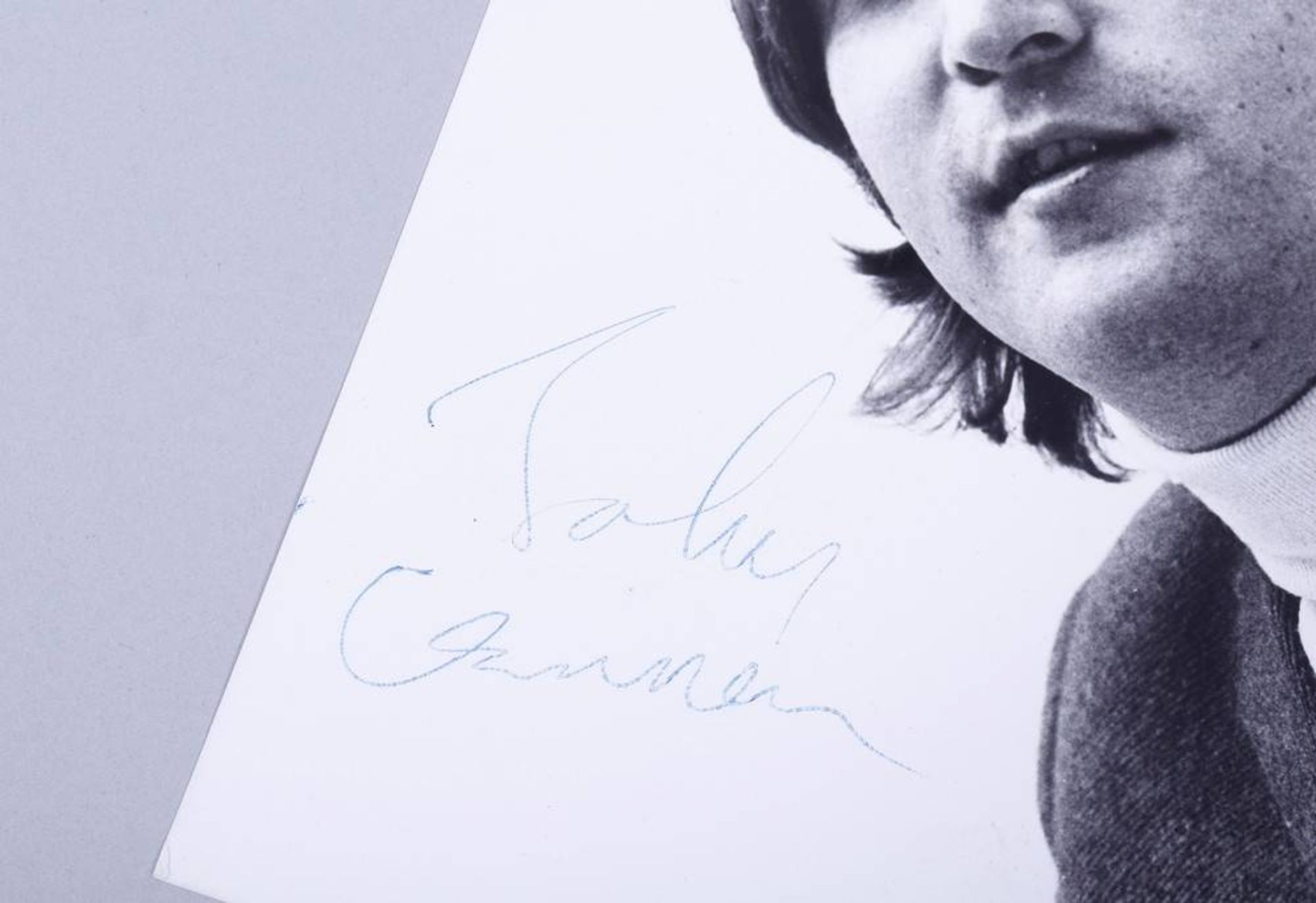 Autogrammkarte von John LennonFoto, mit originaler Unterschrift, ca. 20,5x14,5cmAutograph of John - Bild 2 aus 3