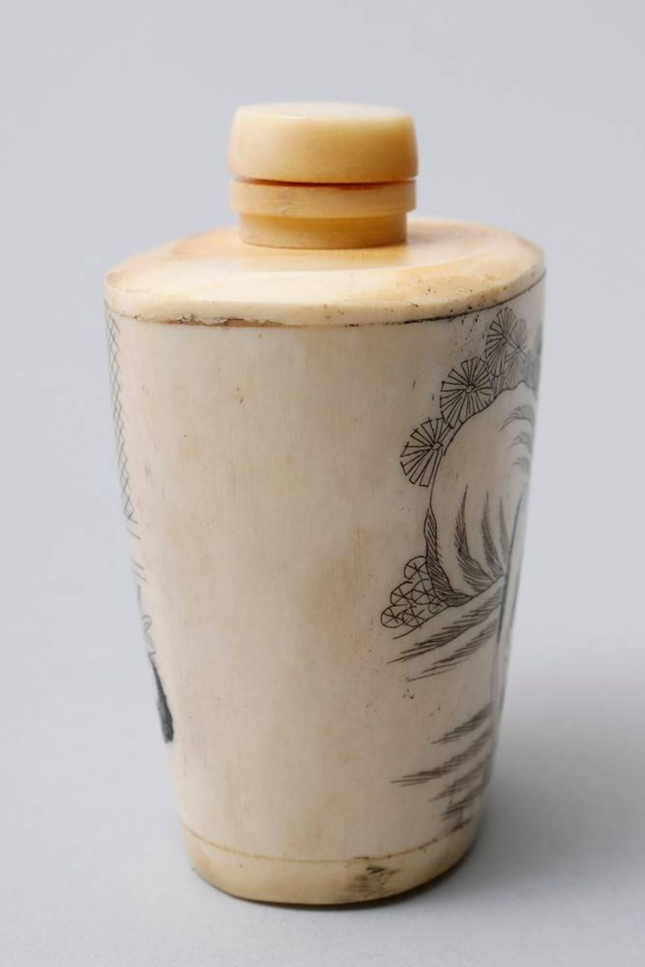 Snuff-Bottle China, um 1900, konisch ansteigend, auf der Wandung recto und verso erotische Motive, - Bild 4 aus 5