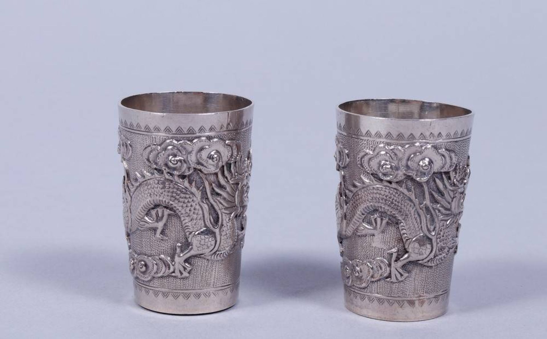Paar Schnapsbecher, Silber, China, um 1900 konischer Korpus mit umlaufendem Drachendekor, gemarkt, - Bild 2 aus 9