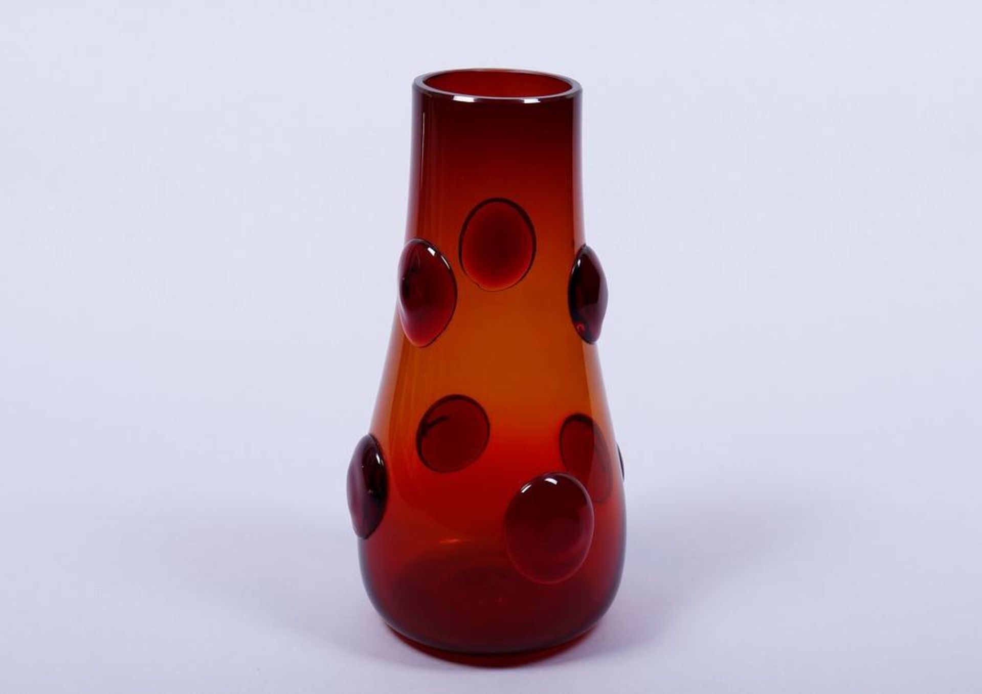 Vase, wohl Böhmen, um 1960/70 gebauchter, konisch zulaufender Korpus mit aufgeschmolzenen Noppen,