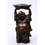 Budai China, 20. Jh., stehender, lachender Budai, eine Schale über den Kopf hebend, Messingguss,