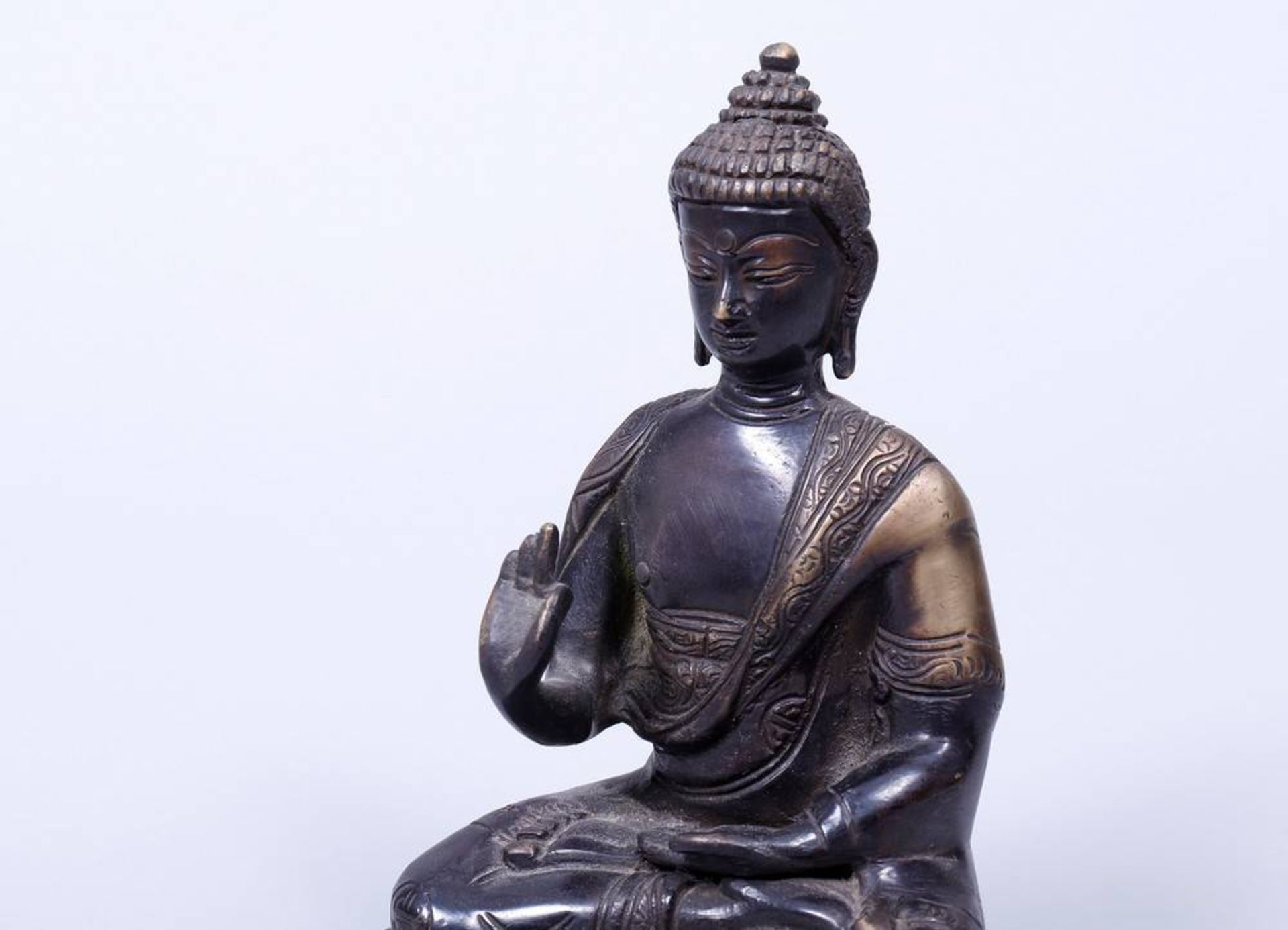 Sitzender Buddha, wohl Thailand, 19./20.Jh. Gelbguß, dunkel patiniert, im Boden Klostermarke, H - Bild 2 aus 3