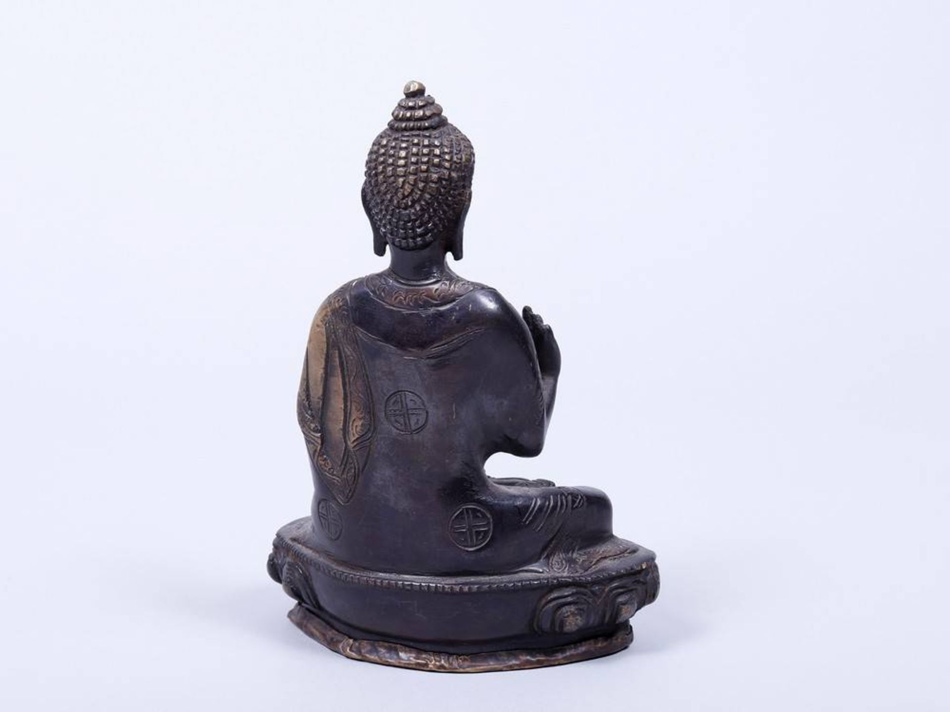 Sitzender Buddha, wohl Thailand, 19./20.Jh. Gelbguß, dunkel patiniert, im Boden Klostermarke, H - Bild 3 aus 3