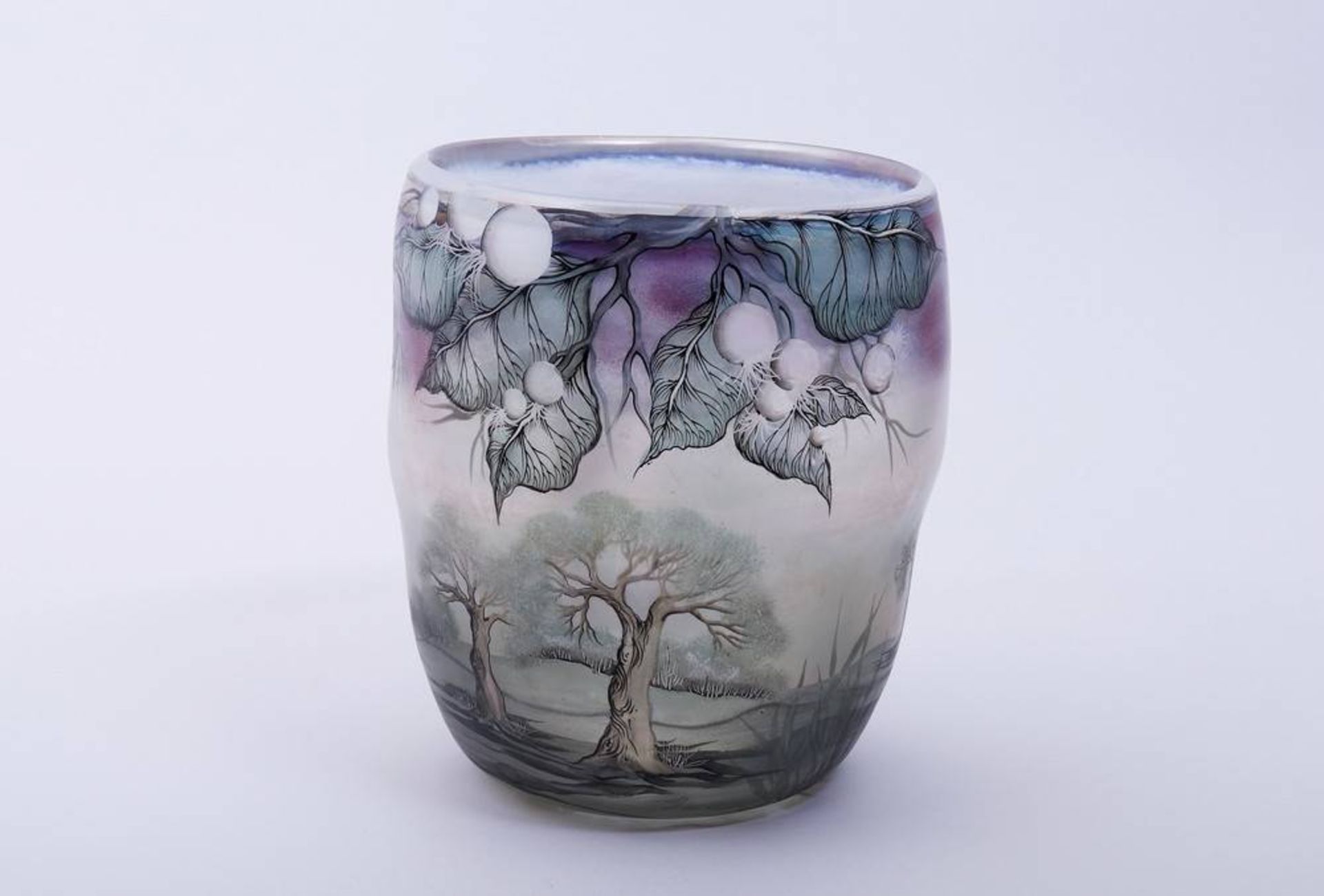 Becher-Vase, Eisch irisierendes Glas mit mattierter Oberfläche, polychrome Bemalung, konisch