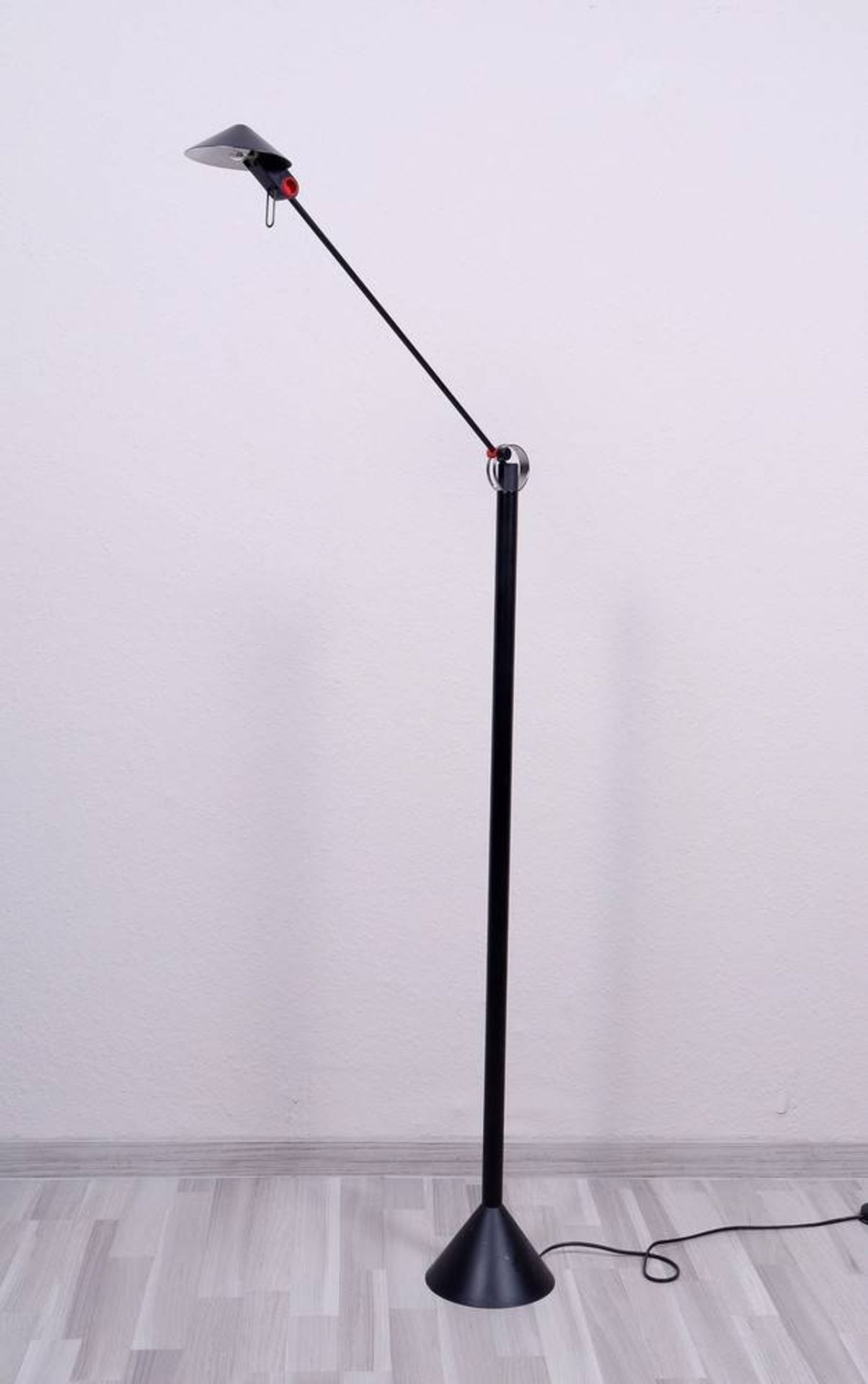 Stehlampe, deutsch, um 1990/2000 auf konischem Fuß, schlanker Schaft, oberhalb Ringscharnier,