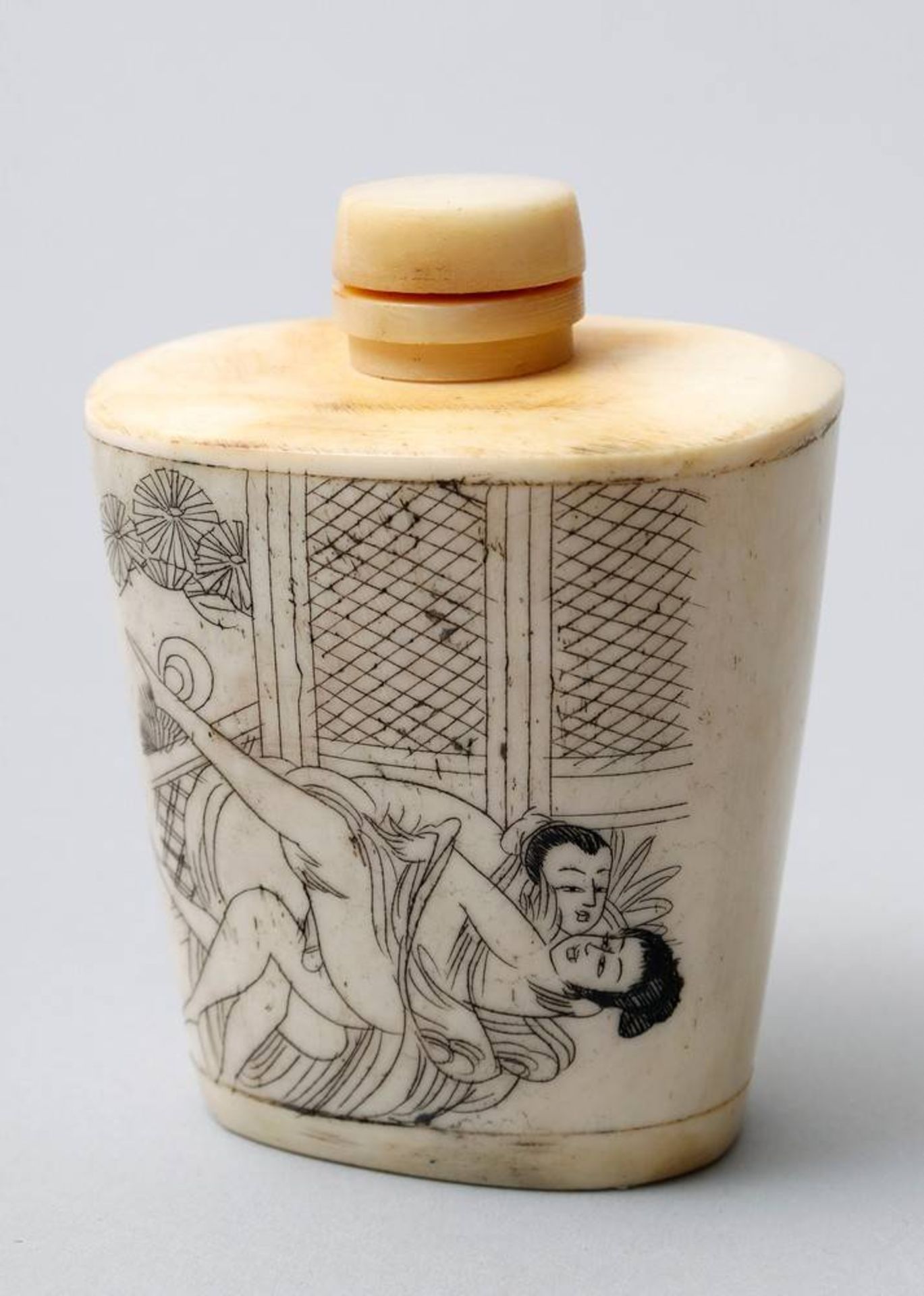 Snuff-Bottle China, um 1900, konisch ansteigend, auf der Wandung recto und verso erotische Motive, - Bild 2 aus 5