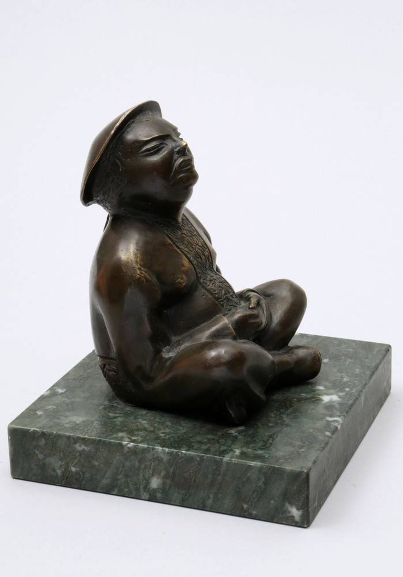 Unbekannter Monogrammist Bronze, patiniert, um 1948, sitzender Chinese, das Haupt nach oben - Bild 2 aus 5