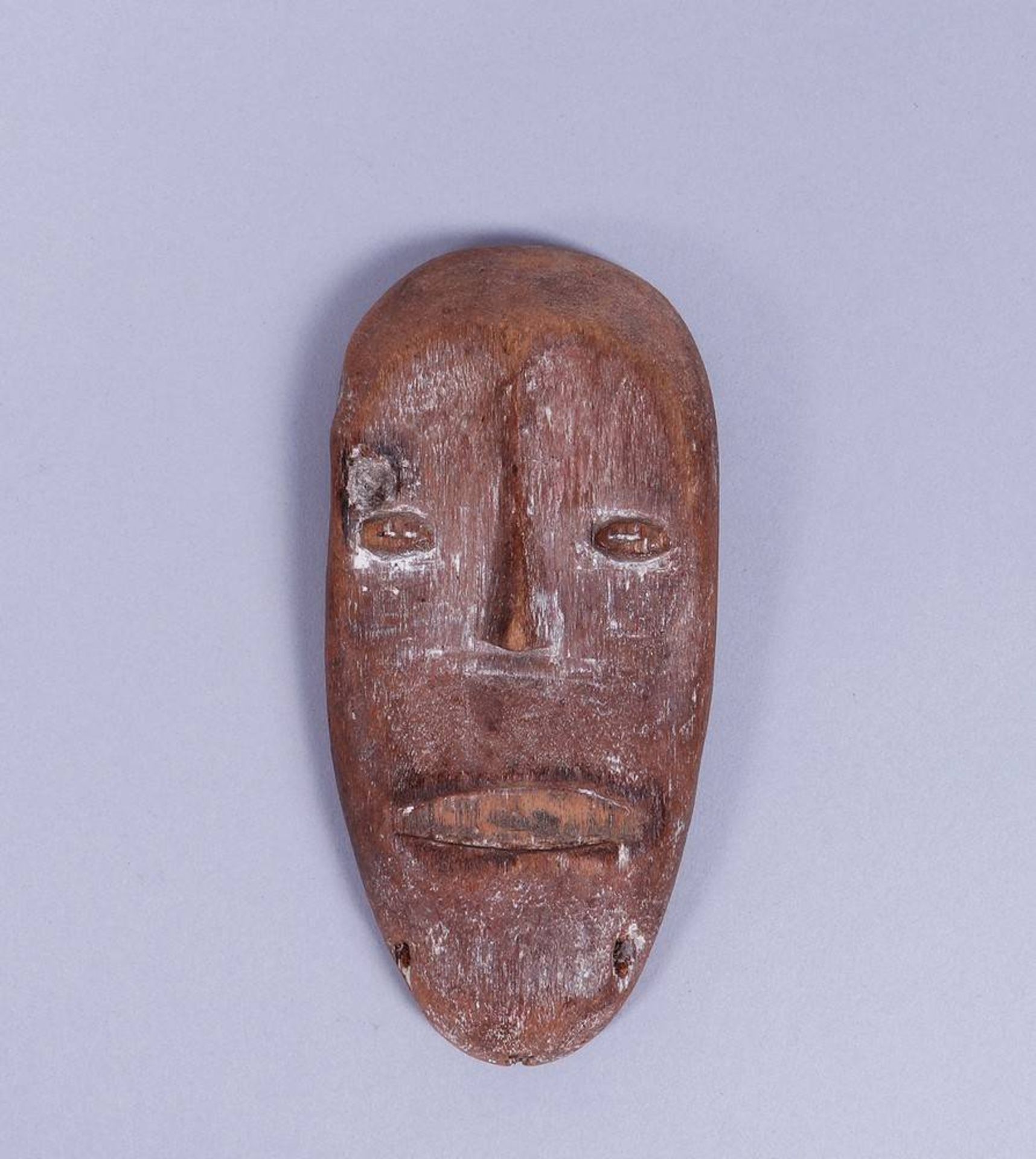 Passport-Maske, Afrika Holz, kalkige Reste, ovoide Form, von der Stirn gezogene lange, schmale