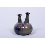 Kleine Vase, Kandern Kugelform mit Doppelhals, Keramik, rot/blau/braune Laufglasur, im Boden