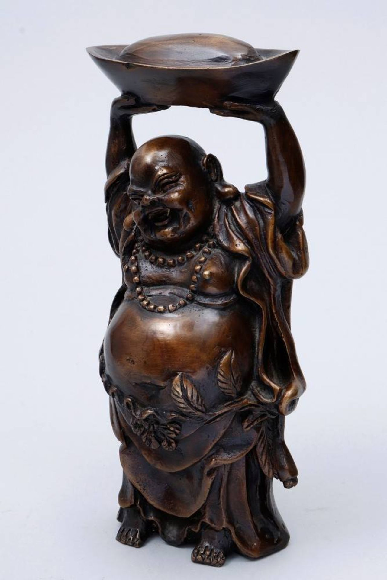 Budai China, 20. Jh., stehender, lachender Budai, eine Schale über den Kopf hebend, Messingguss, - Bild 3 aus 5