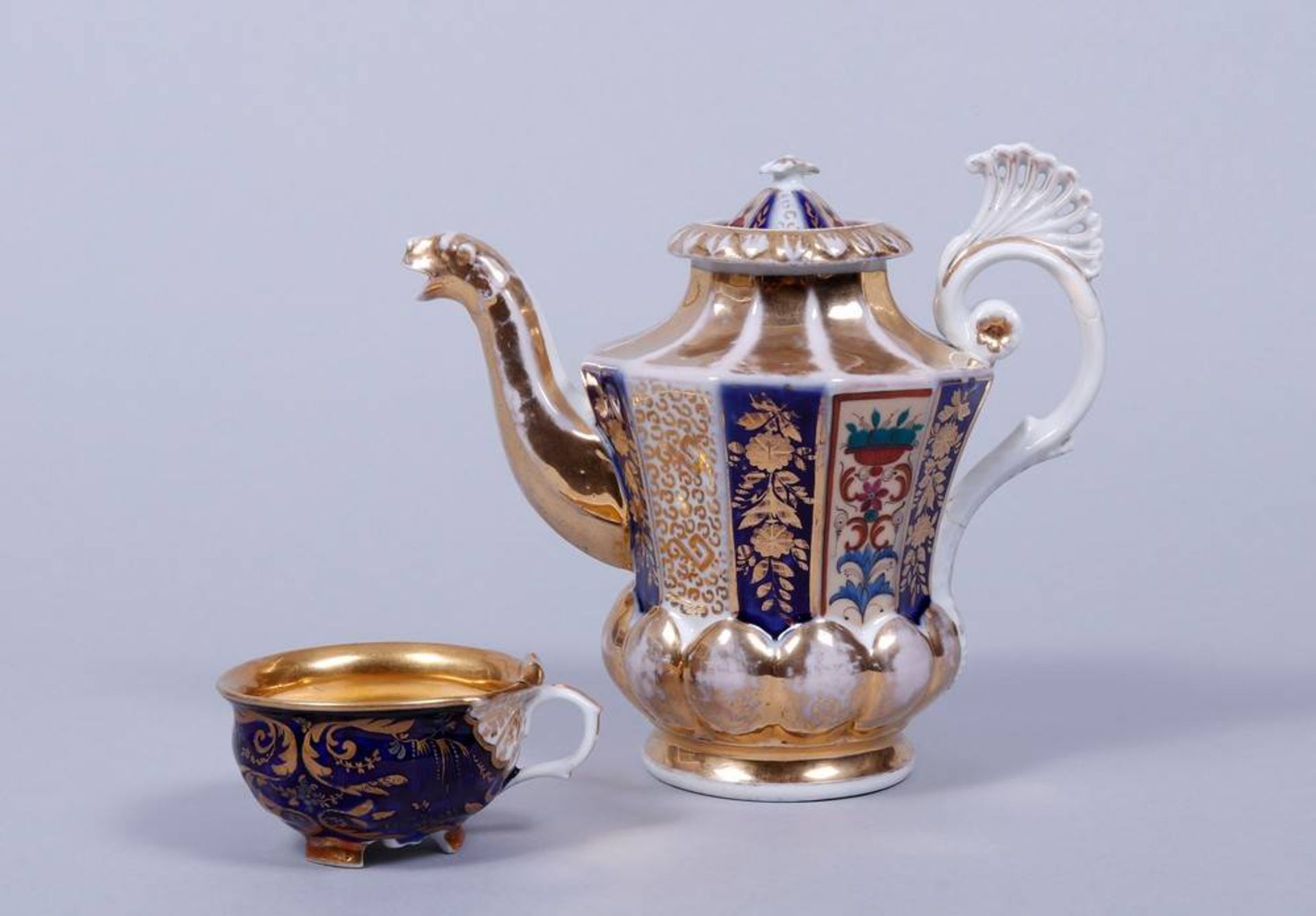 Kaffeekanne und Tasse, Safronow, Russland, um 1830/50 partiell godronierter, oberhalb facettierter