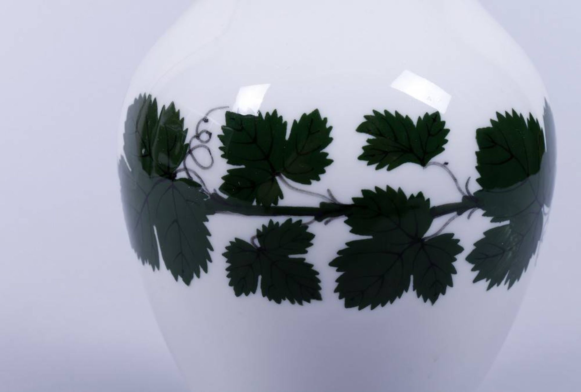 Vase, Meissen, 20.Jh., Weinlaubdekor Balusterform, Porzellan, grün/schwarz bemalt, unterglasurblaue - Bild 2 aus 3