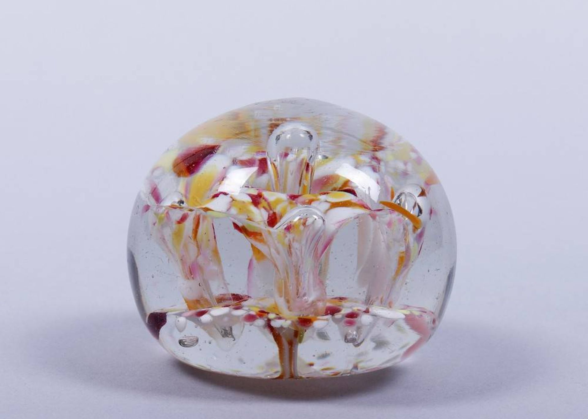 Paperweight, wohl Böhmen, 19.Jh. Glas, polychrom, Einschmelzungen als einfache