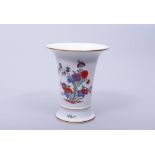 Vase, Meissen, Kakiemon-Dekor, 20. Jhdt. Porzellan, polychrom bemalt, goldstaffiert, Trompetenform,