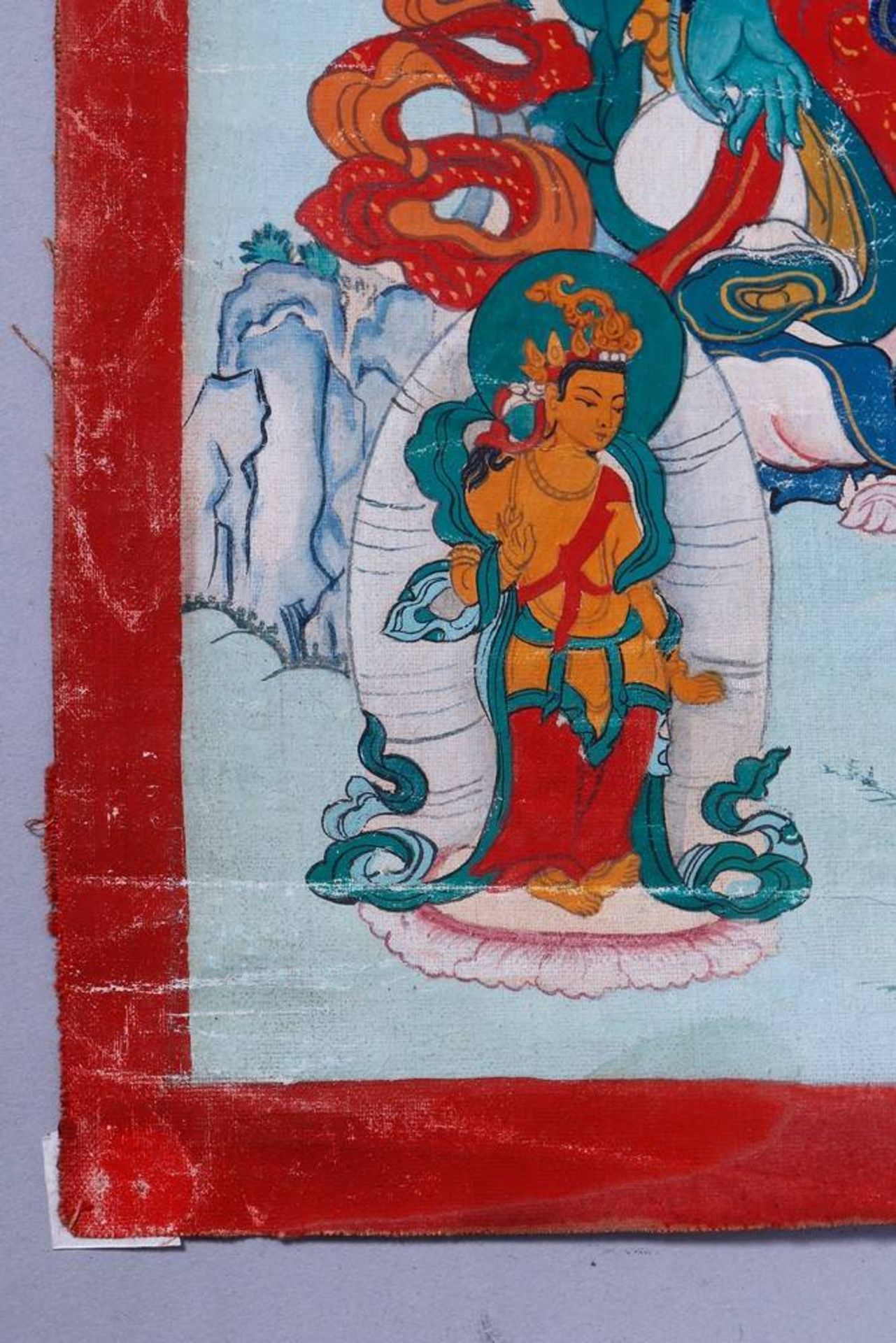 Thangka der grünen Tara, wohl Nepal/Tibet, 1. H. 20.Jh. Tempera/Leinwand, recto Siegelreste, 39, - Image 3 of 5