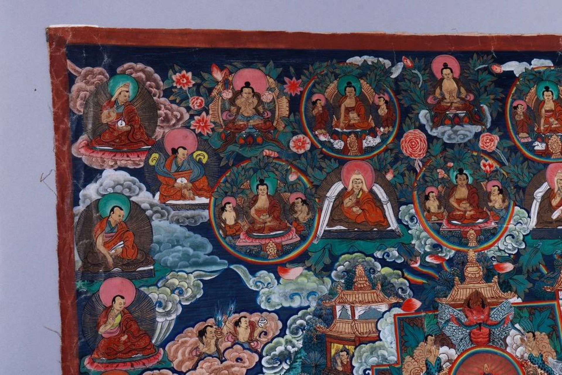 Großes Thangka, wohl Nepal/Tibet, 1. H. 20.Jh. im Zentralfeld sitzender Buddha, umgeben von - Image 4 of 7