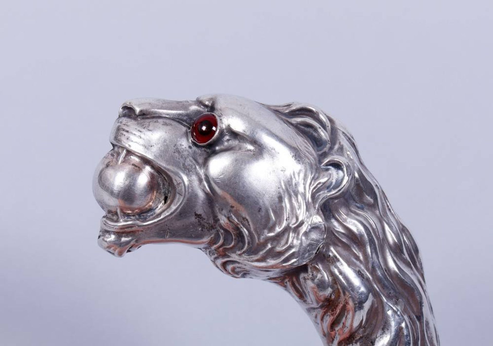 Stockgriff, Silber, deutsch, um 1900 Griff in Gestalt eines Löwenkopfs mit eingesetzten Glasaugen, - Bild 2 aus 3