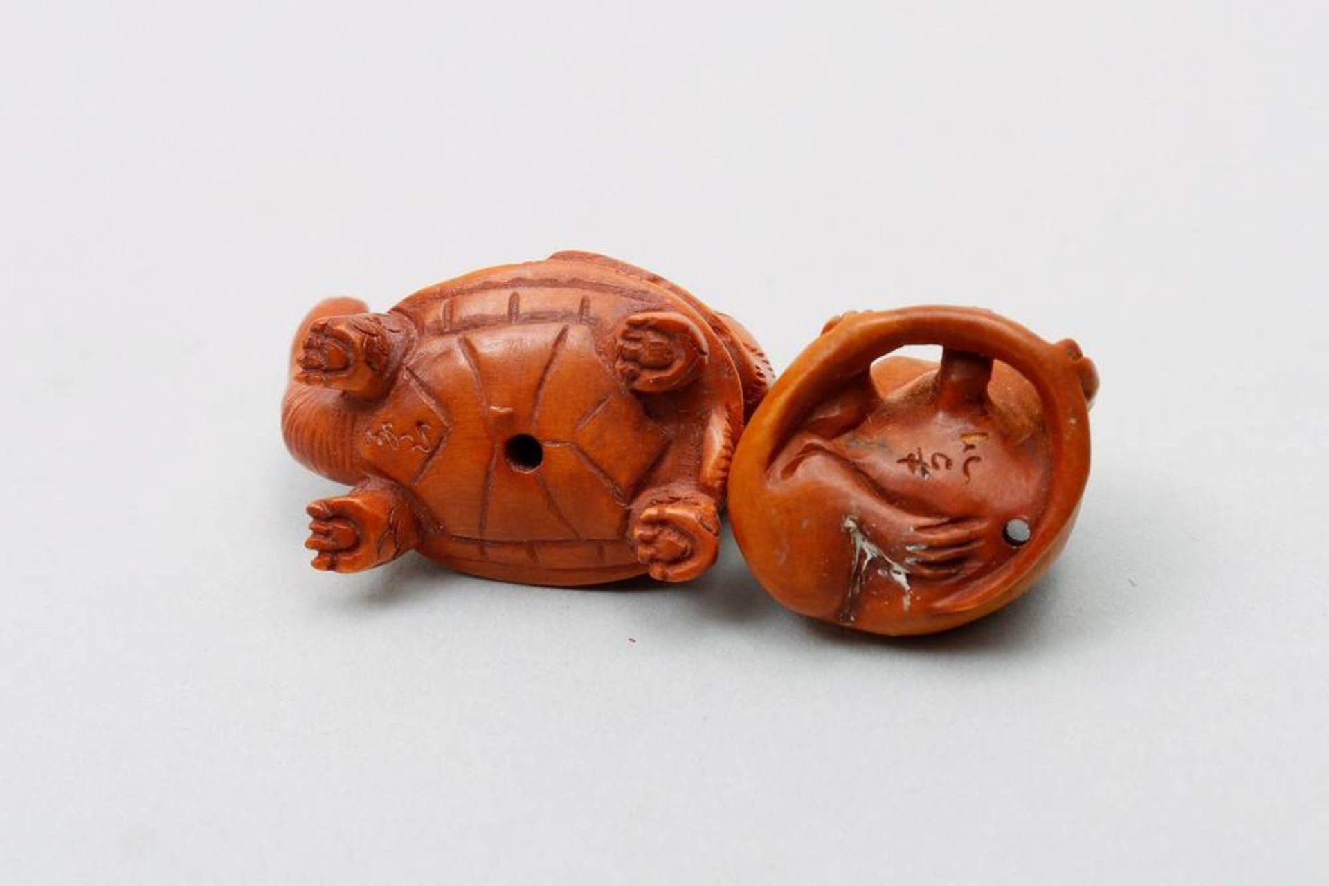 2 Ojime wohl Japan, um 1900/20, sitzende Ratte mit Glasaugen und Tiger auf einer Schildkröte - Bild 4 aus 4