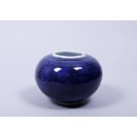 Kugelvase, wohl Japan, 20.Jh. gedrückte Kugelform, blau glasiert, im Boden sign., Keramik, HxD