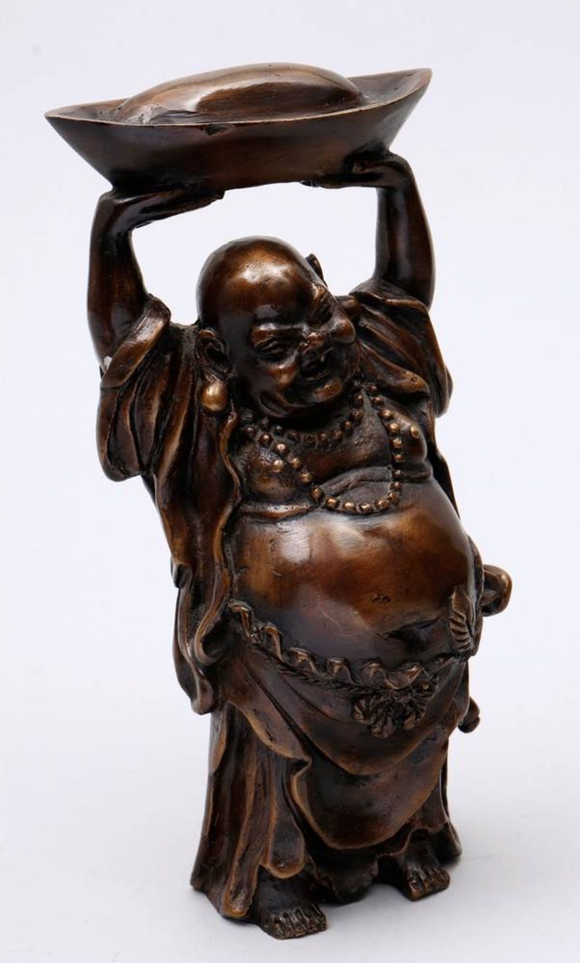 Budai China, 20. Jh., stehender, lachender Budai, eine Schale über den Kopf hebend, Messingguss, - Bild 2 aus 5