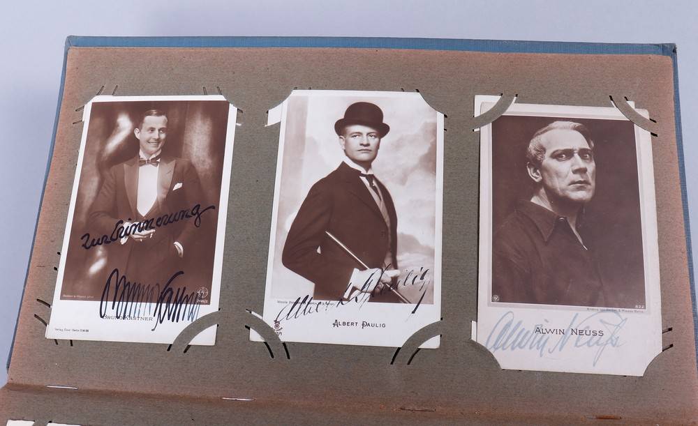 2 Postkarten-Alben, um 1900/1920 zus. ca. 570 Postkarten, u.a. europäisches Ausland und - Image 3 of 6