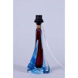 Tischlampe, wohl Murano, um 1960 gedrehte Flaschenform, Glas, rot/blau hinterfangen, heller
