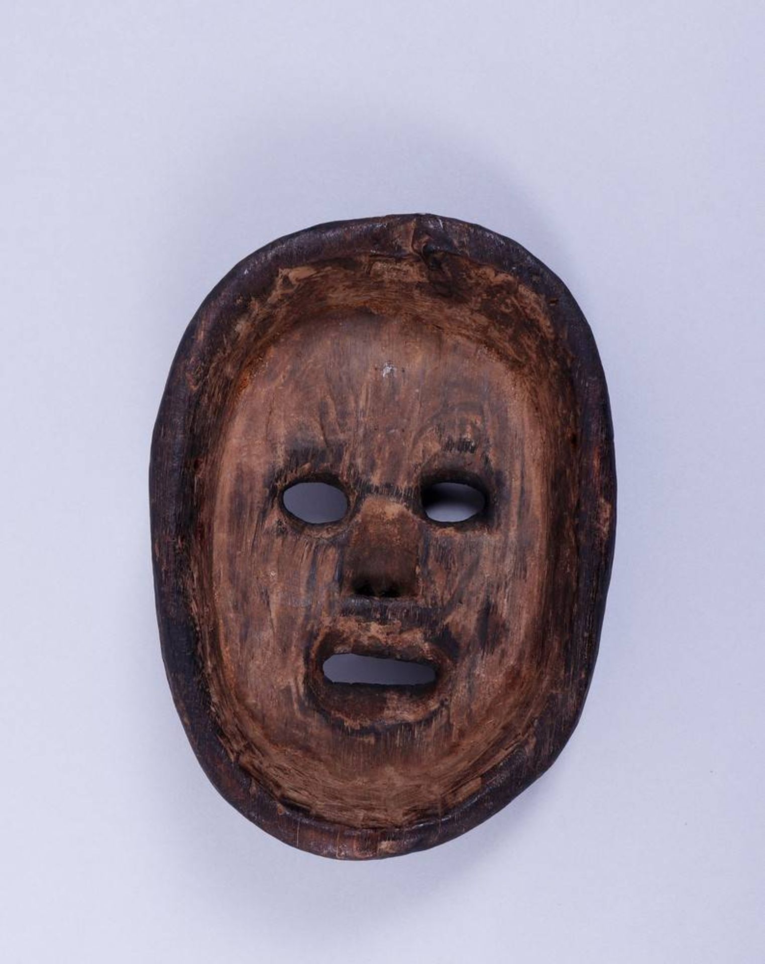 Schamanenmaske, wohl Nepal Dunkles, patiniertes Holz, unbemalt, ovoide Form, reduzierte Gestaltung, - Image 2 of 2