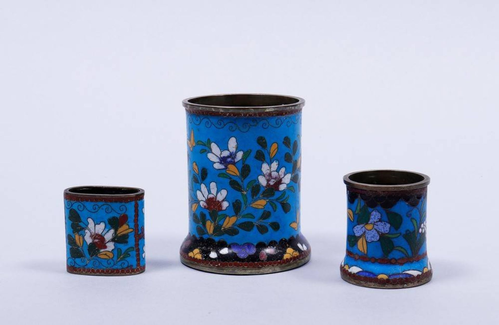 Cloisonné-Rauchset, Russland, Ende 19.Jh. 3-tlg., auf der Wandung flächendeckender Floraldekor in