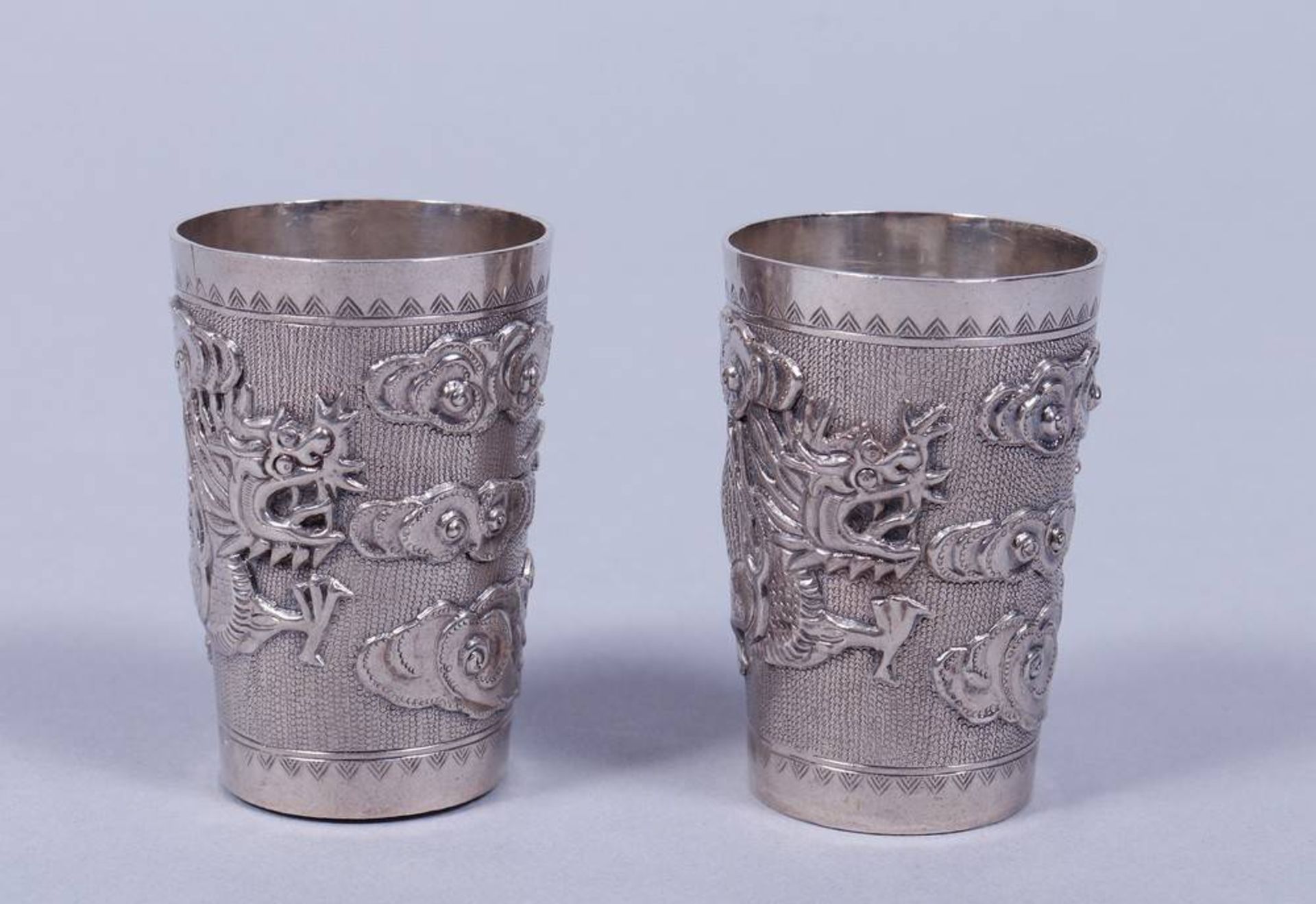 Paar Schnapsbecher, Silber, China, um 1900 konischer Korpus mit umlaufendem Drachendekor, gemarkt,