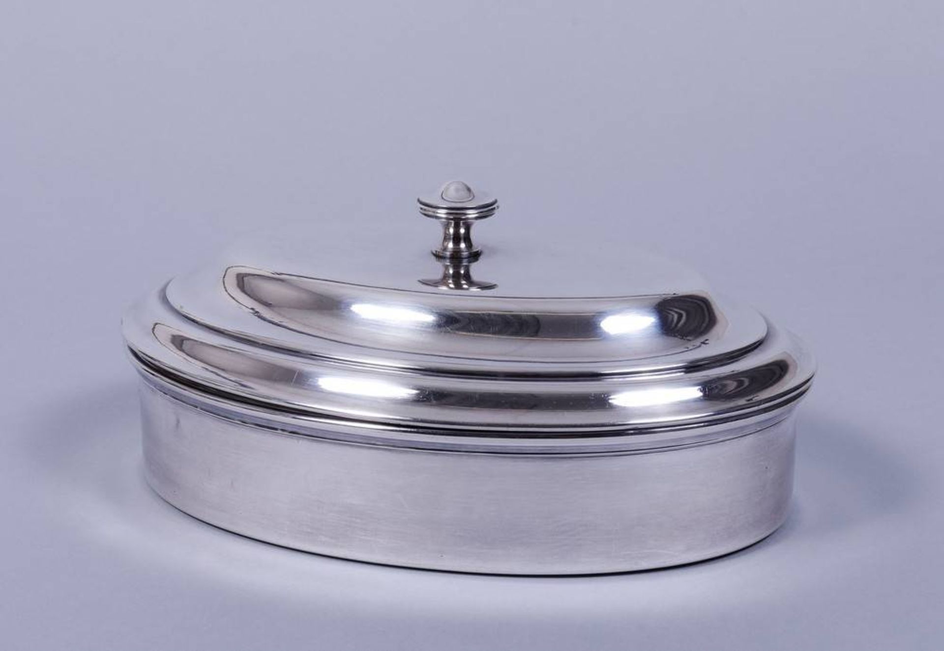 Servierschale, versilbert, Norblin & Co., Warschau, um 1920 Ovalform mit gewölbtem Deckel,