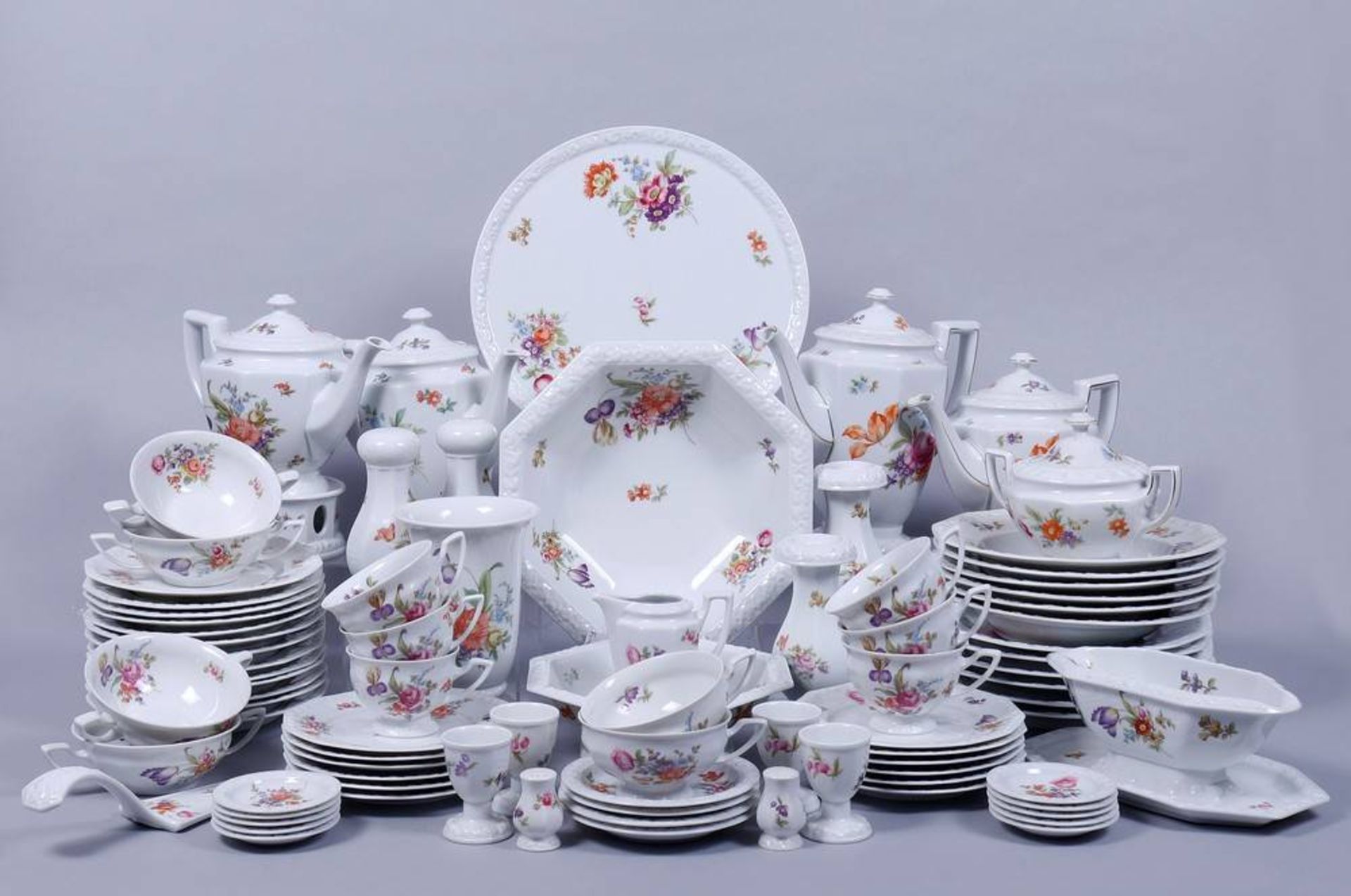 Umfangreiches Restservice, Rosenthal, 20.Jh., Dekor "Maria Bunt", 163-tlg. floral dekoriert, best.