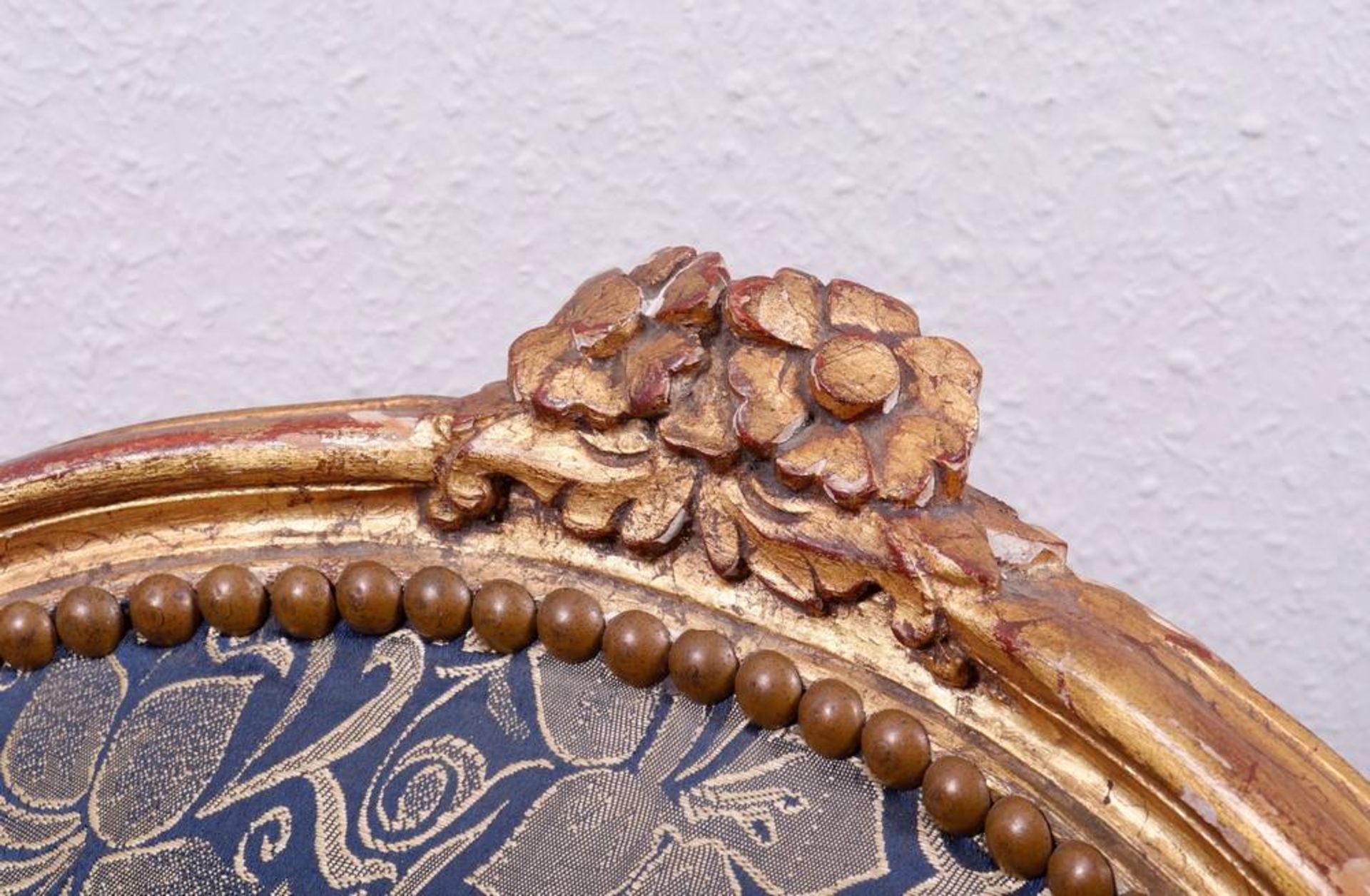 Louis-Seize-Armlehnstuhl, wohl Frankreich, 19.Jh. reliefplastischer Blatt- und Blütendekor, Holz, - Image 2 of 4