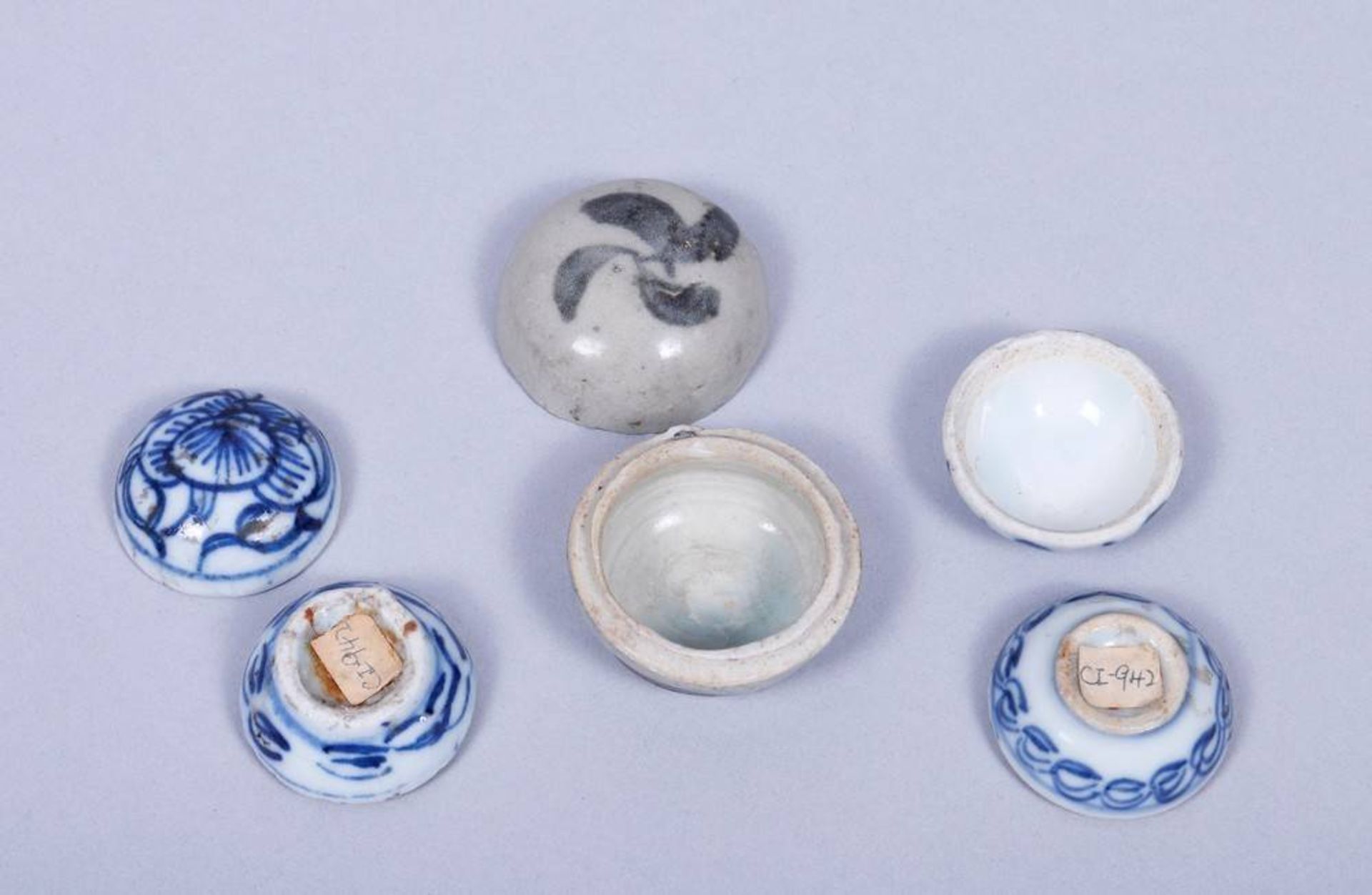 3 kl. Puderdosen, China 1x Ming-Zeit, 2x Qing-Zeit, unterglasurblaue Malerei, Keramik, D 3,5-4,3cm, - Bild 3 aus 3