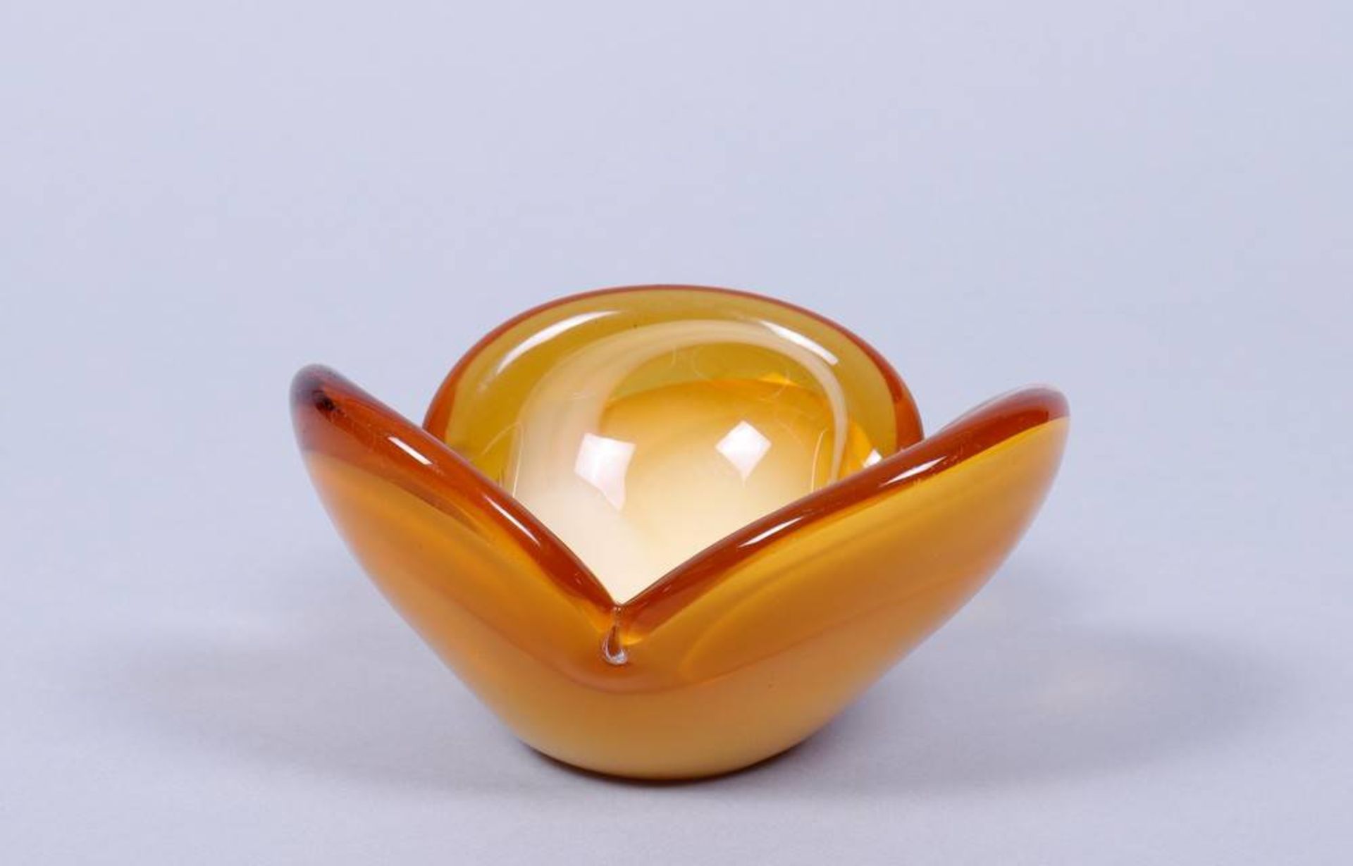 Kleine Blattschale, wohl Murano, um 1960 gemuldete Kleeblattform, bernsteinfarbenes Glas, weiß