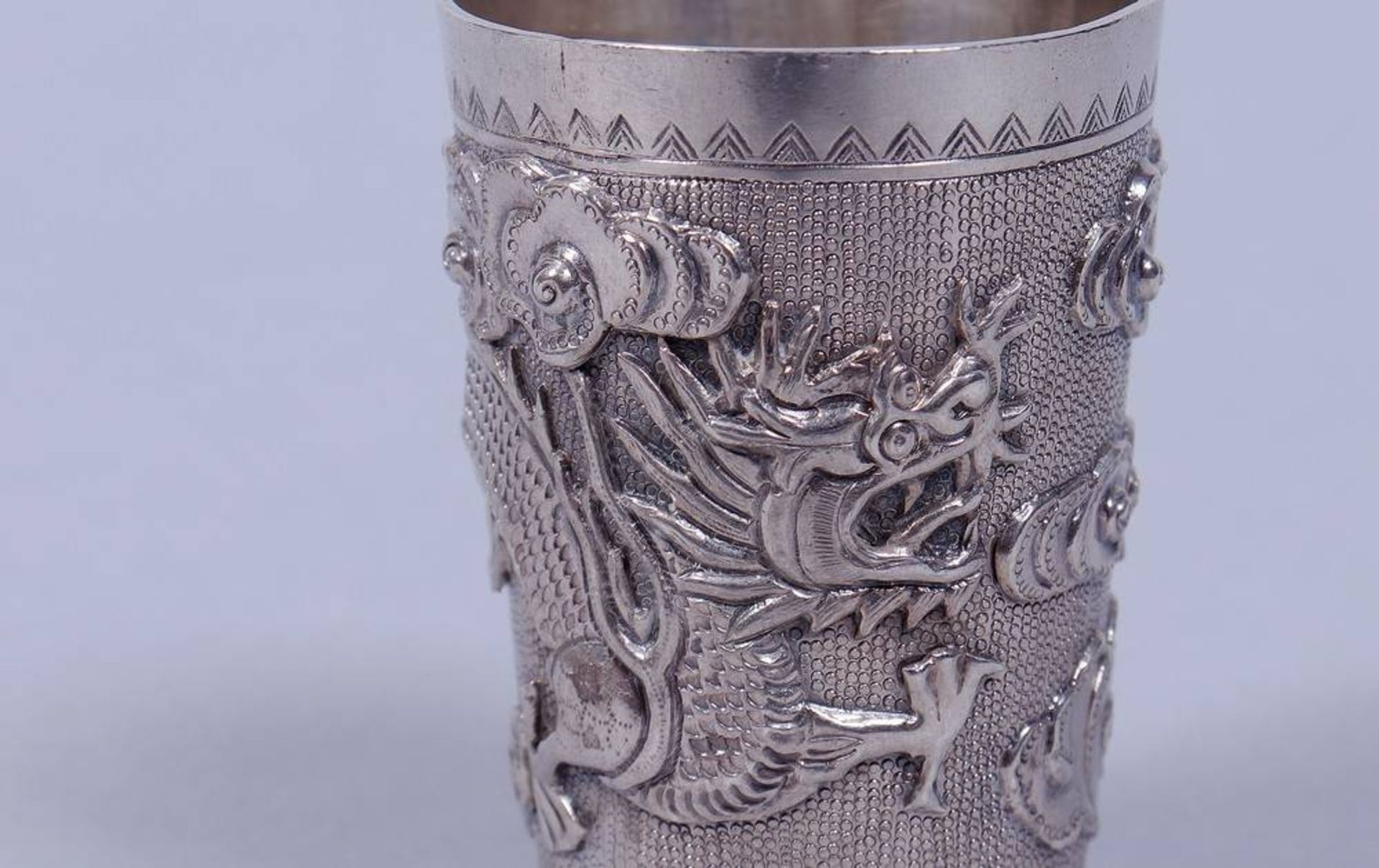 Paar Schnapsbecher, Silber, China, um 1900 konischer Korpus mit umlaufendem Drachendekor, gemarkt, - Bild 6 aus 9