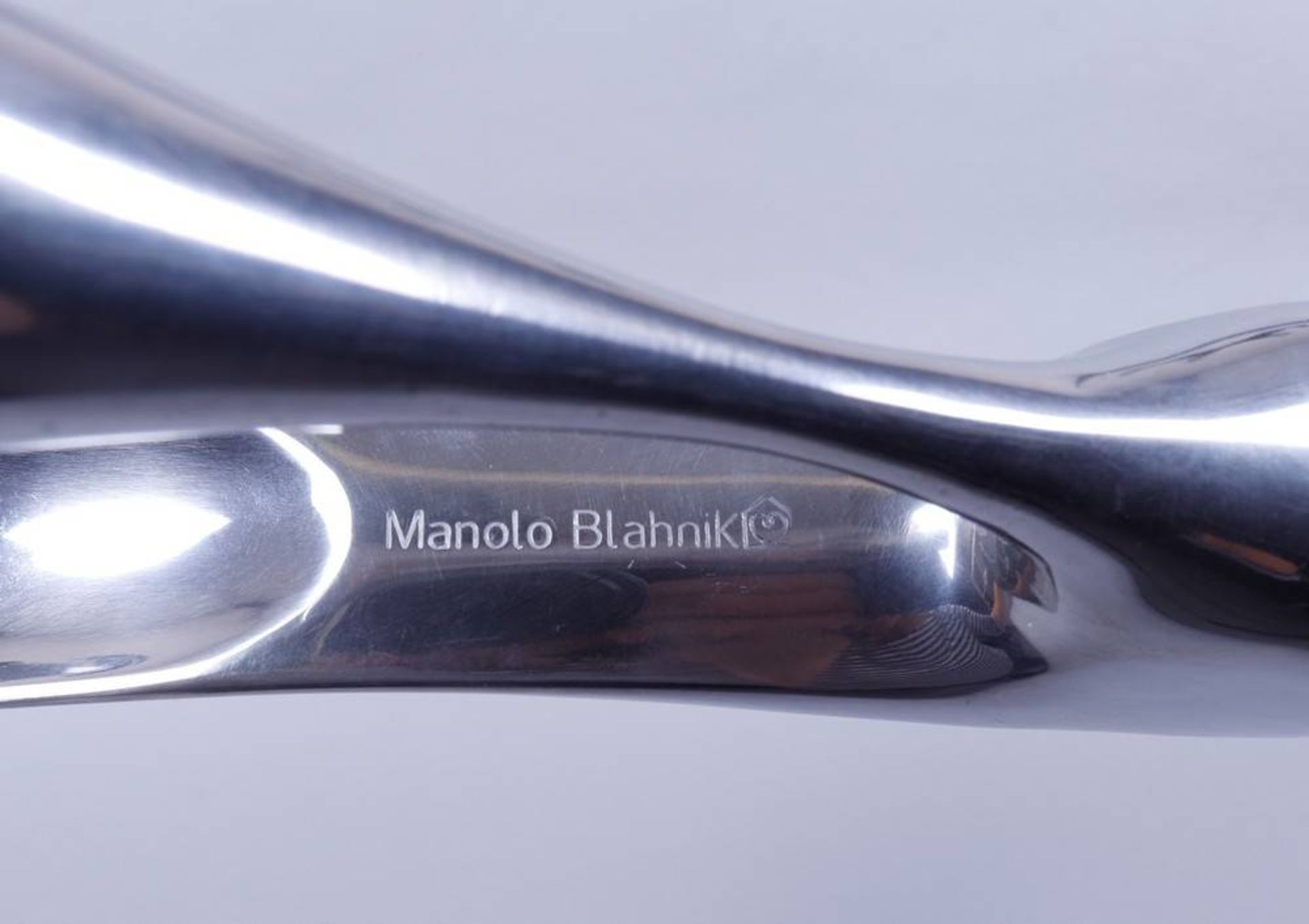 Schuhanzieher, Manolo Blahnik, 21.Jh. in Gestalt eines stilisierten Damenschuhs, Aluminium, - Image 3 of 3