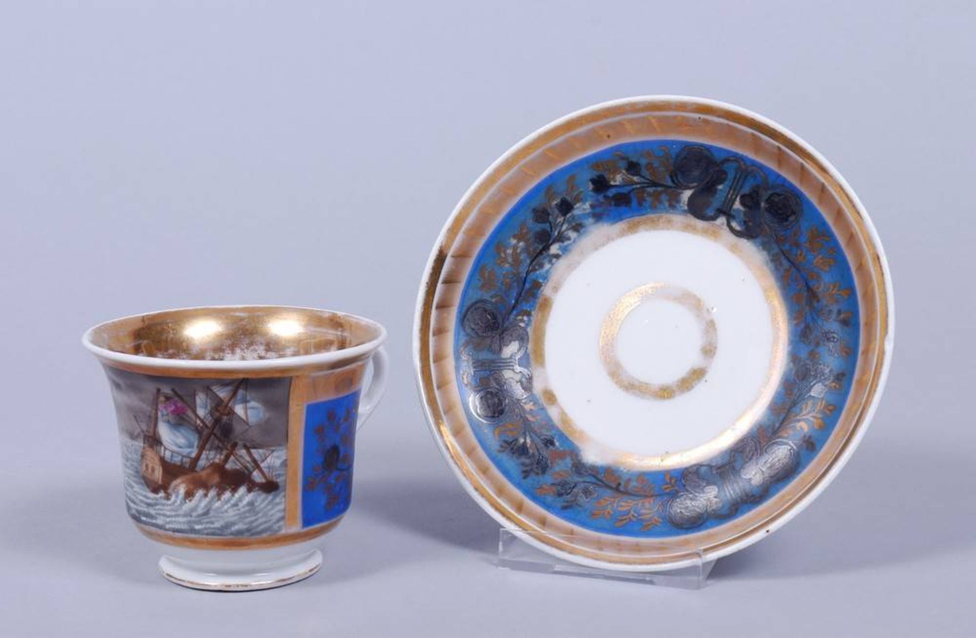 Ansichten-Tasse mit Untertasse, Gebr. Nowy, Russland, 1818-1840 auf rundem Stand, konisch