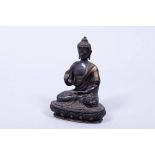 Sitzender Buddha, wohl Thailand, 19./20.Jh. Gelbguß, dunkel patiniert, im Boden Klostermarke, H