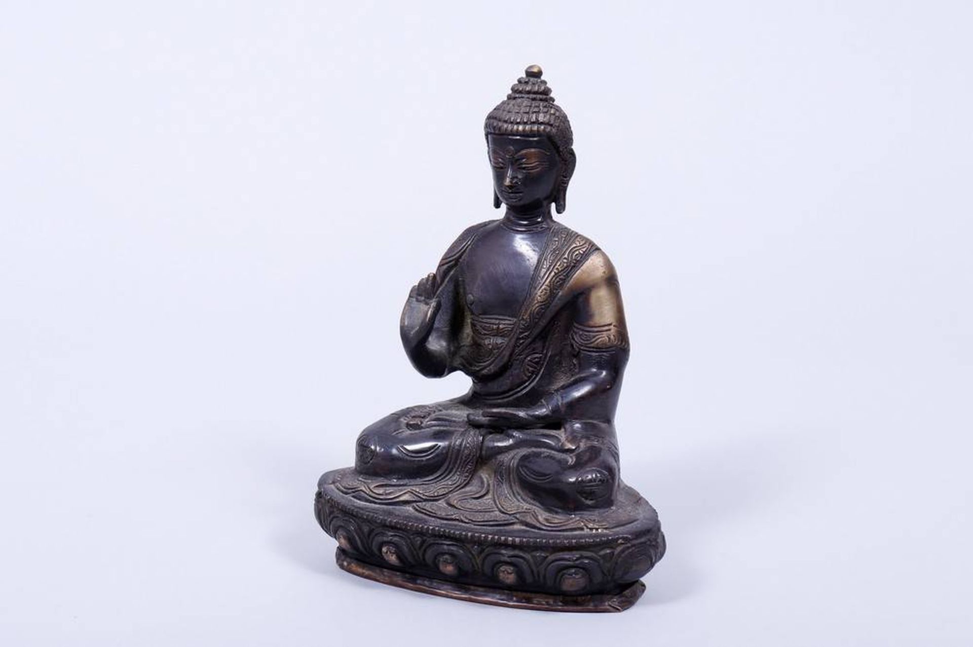Sitzender Buddha, wohl Thailand, 19./20.Jh. Gelbguß, dunkel patiniert, im Boden Klostermarke, H