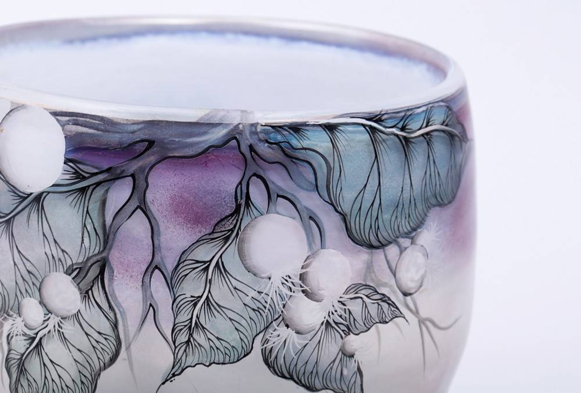 Becher-Vase, Eisch irisierendes Glas mit mattierter Oberfläche, polychrome Bemalung, konisch - Image 4 of 5