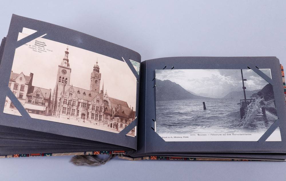 2 Postkarten-Alben, um 1900/1920 zus. ca. 570 Postkarten, u.a. europäisches Ausland und - Image 6 of 6