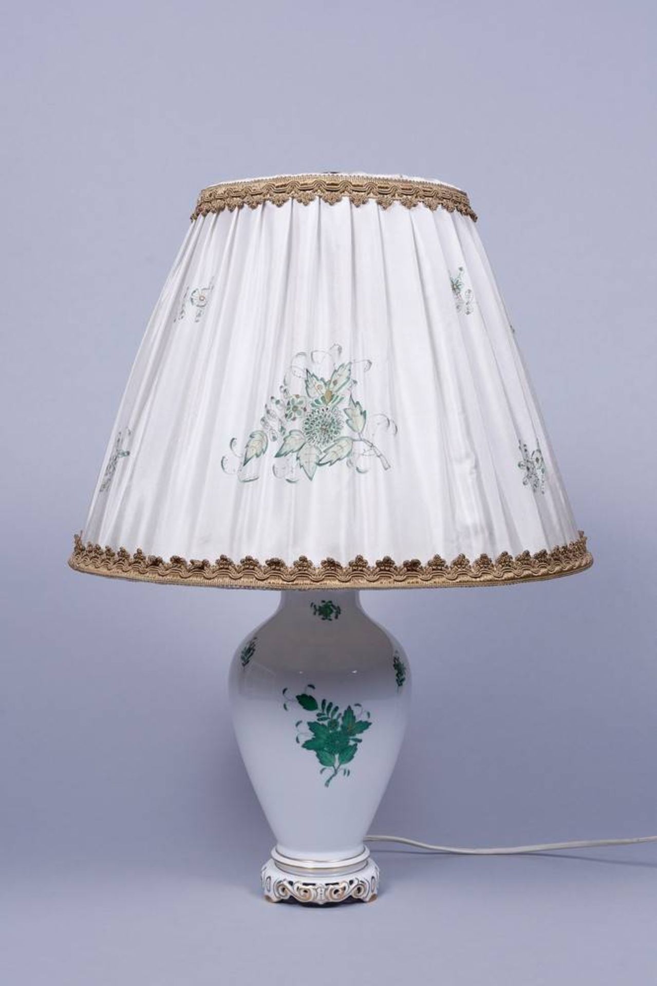 Tischlampe, Herend, 20.Jh., Dekor "Apponyi grün" Porzellan, grün und gold bemalt, auf