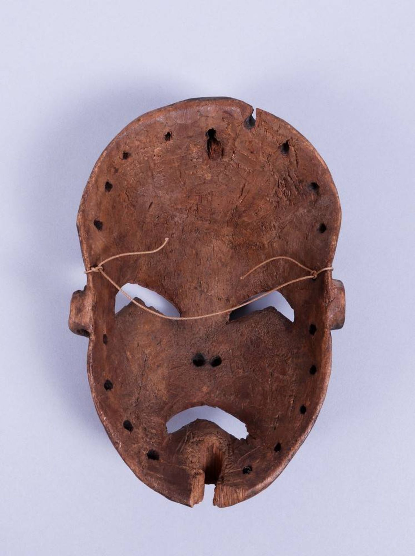 Zeremonial-Maske, Asien, Anfang 20.Jh., wohl die Tragödie symbolisierend Holz, bemalt, ovoide - Bild 2 aus 3