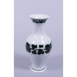 Vase, Meissen, 20.Jh., Weinlaubdekor Balusterform, Porzellan, grün/schwarz bemalt, unterglasurblaue