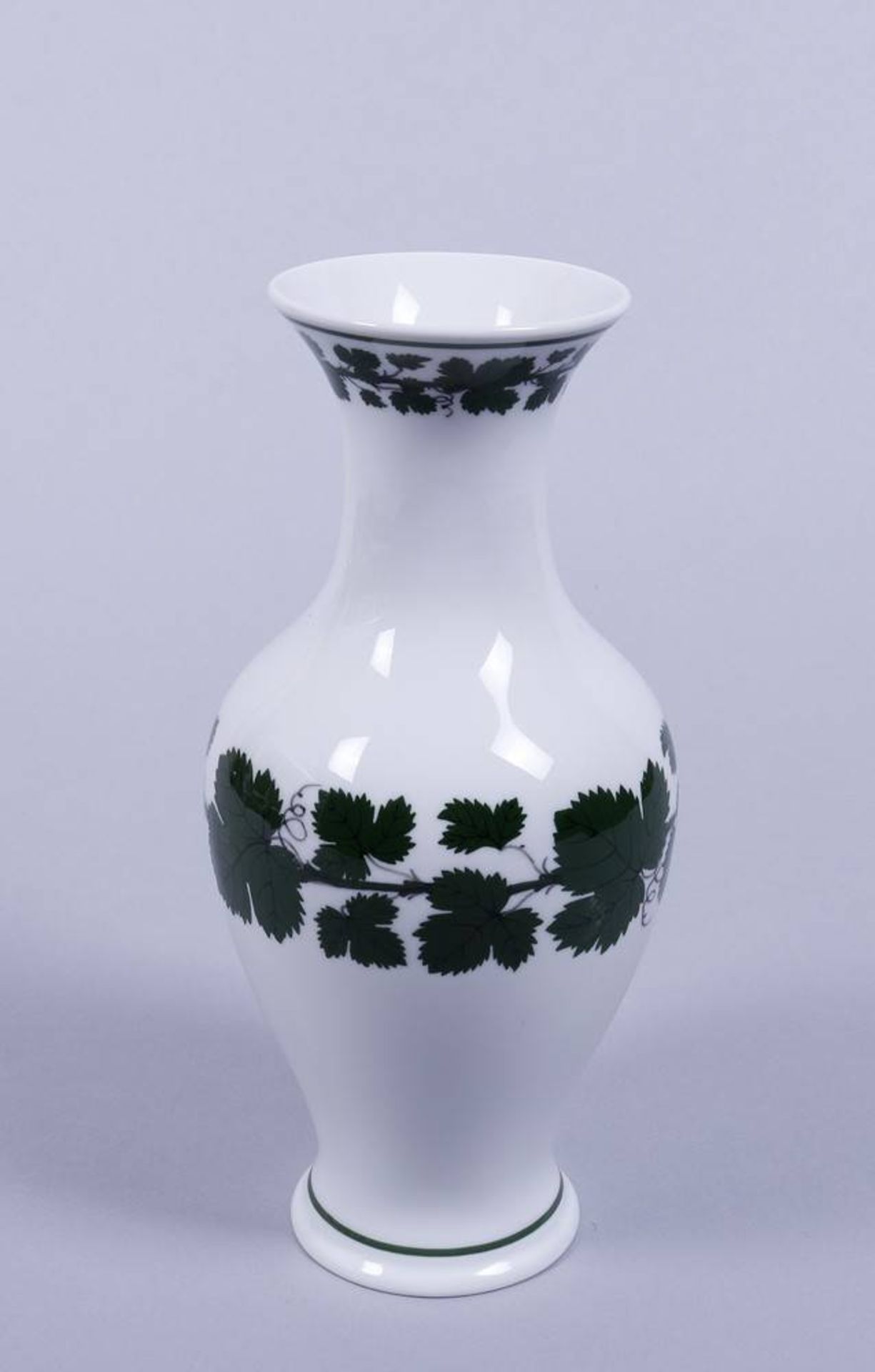 Vase, Meissen, 20.Jh., Weinlaubdekor Balusterform, Porzellan, grün/schwarz bemalt, unterglasurblaue