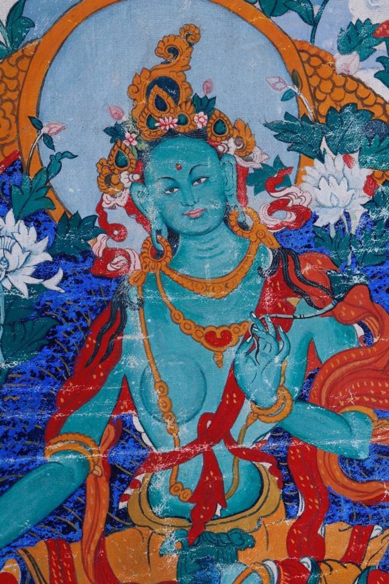 Thangka der grünen Tara, wohl Nepal/Tibet, 1. H. 20.Jh. Tempera/Leinwand, recto Siegelreste, 39, - Image 2 of 5