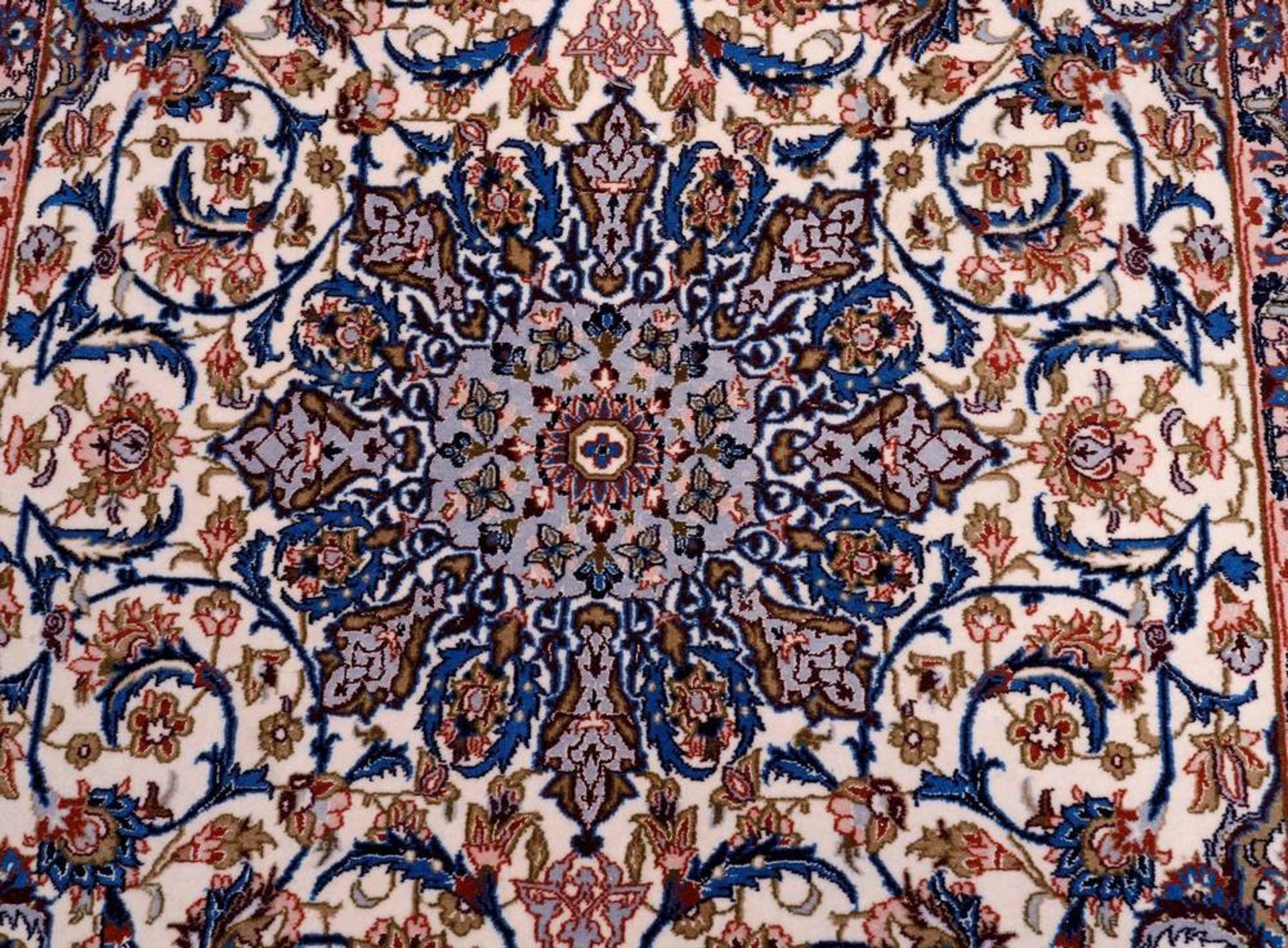 Teppich Isfahan, Seide auf Seide, 20.Jh. - Image 2 of 3