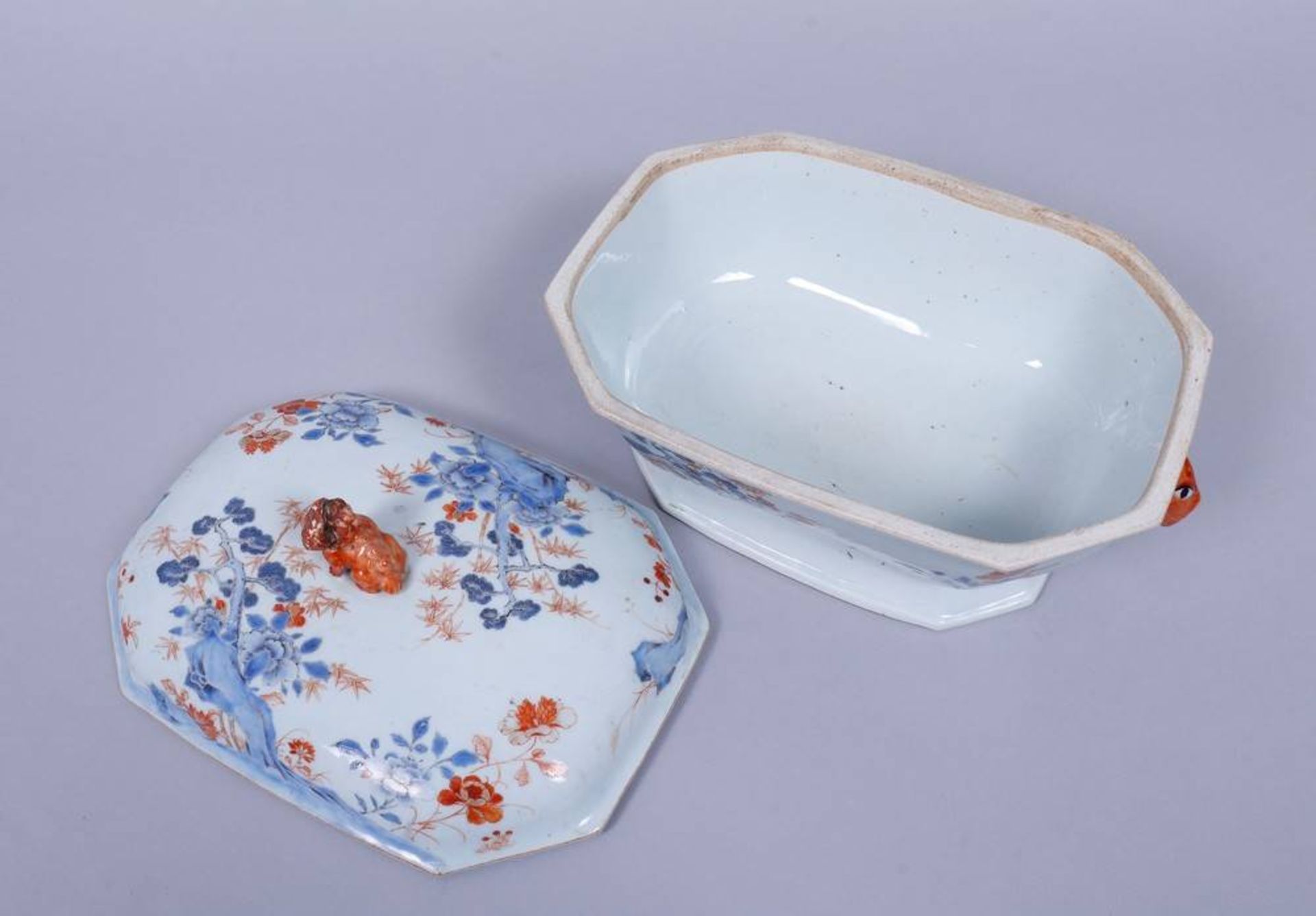 Große Imari-Deckelterrine, China, wohl 19.Jh. - Bild 5 aus 6