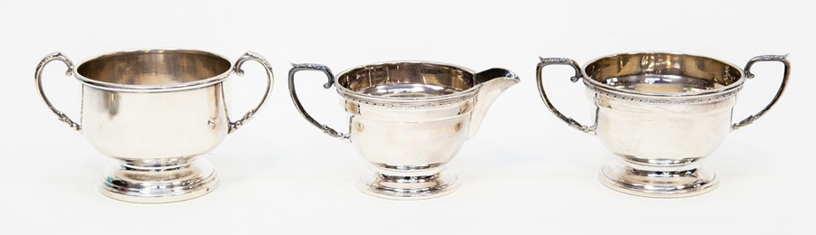 A George VI silver milk jug and sugar bowl, TS Birmingham 1932, approx. weight 6.4ozt, along with an - Image 3 of 5