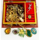A jewel box of assorted costume jewellery (Q)